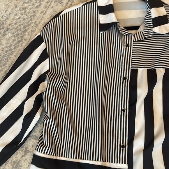 Women’s Large black and white stripes button up long sleeve office work shirt - Picture 3 of 5